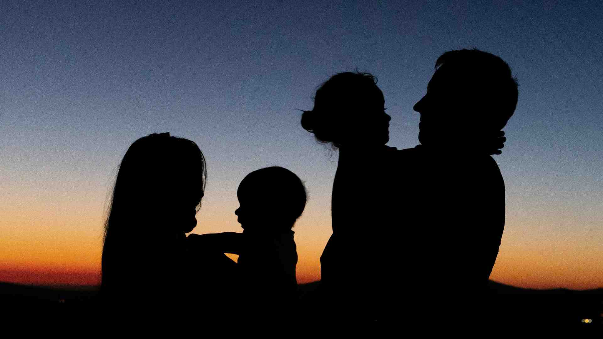 Fantasmi, sabotaggi, cinema, rumore e addii: famiglie io vi scrivo