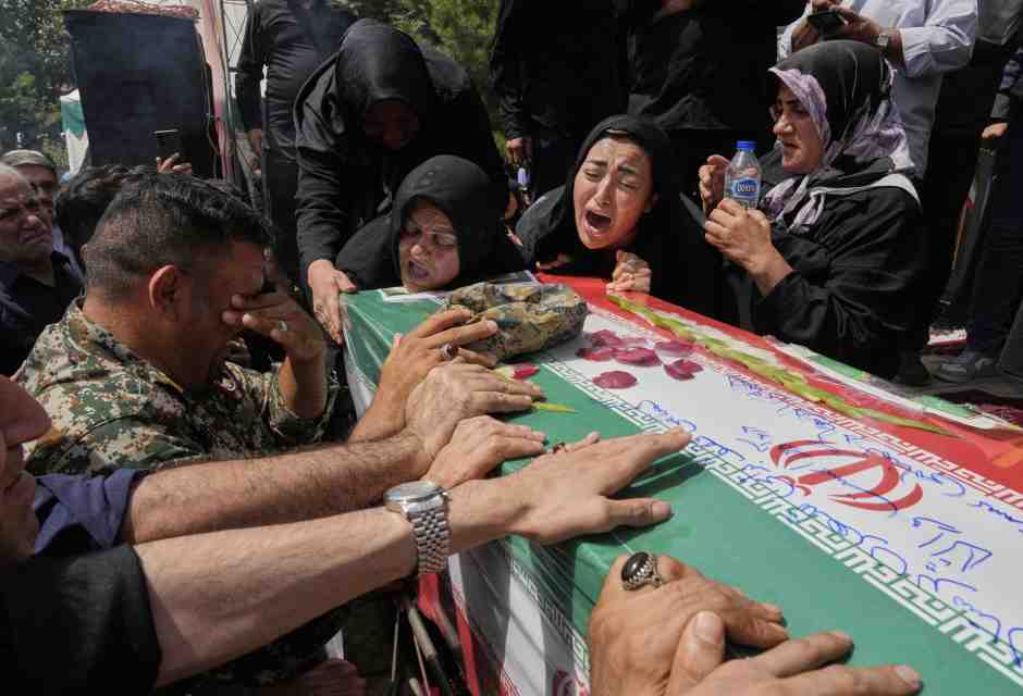 Il regime iraniano seppellisce i suoi morti tra sospetti e complotti