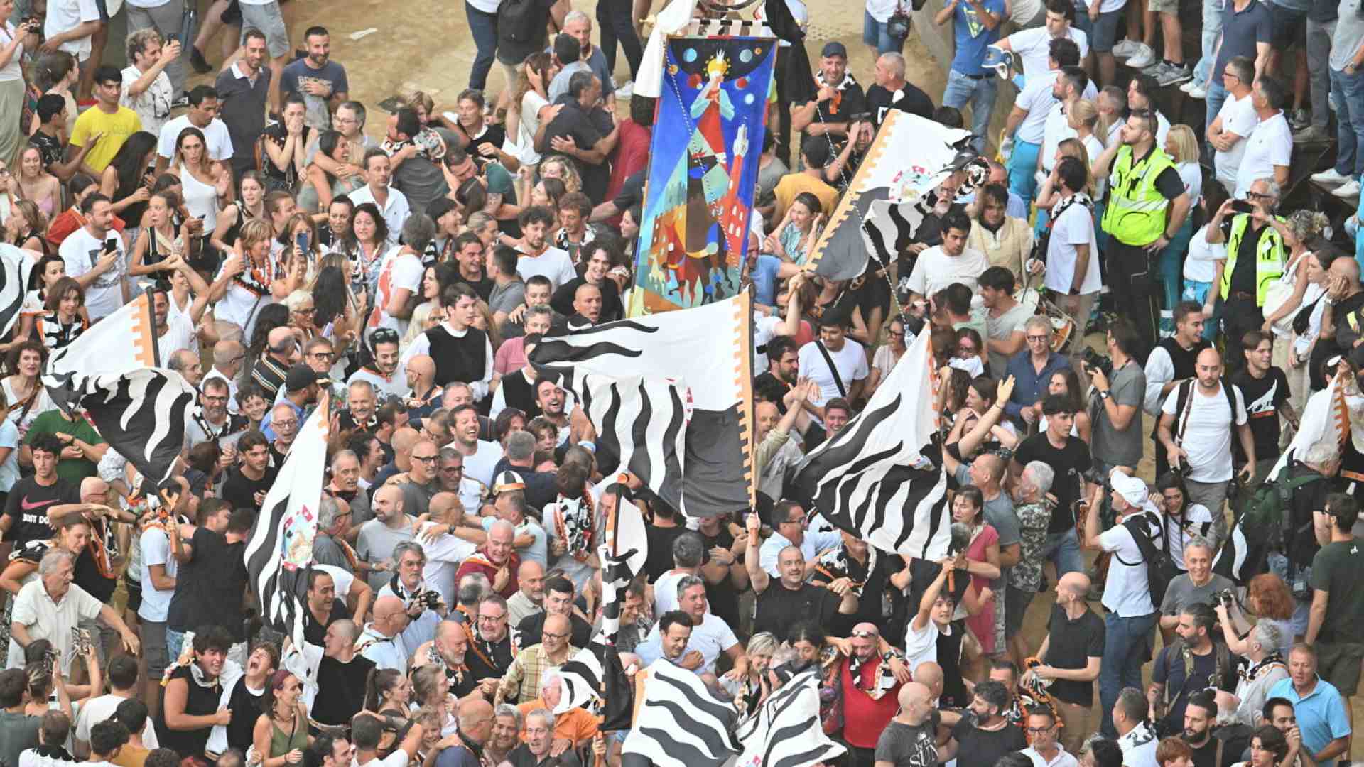 Scorrettissimo Palio. Il mondo al contrario di Siena