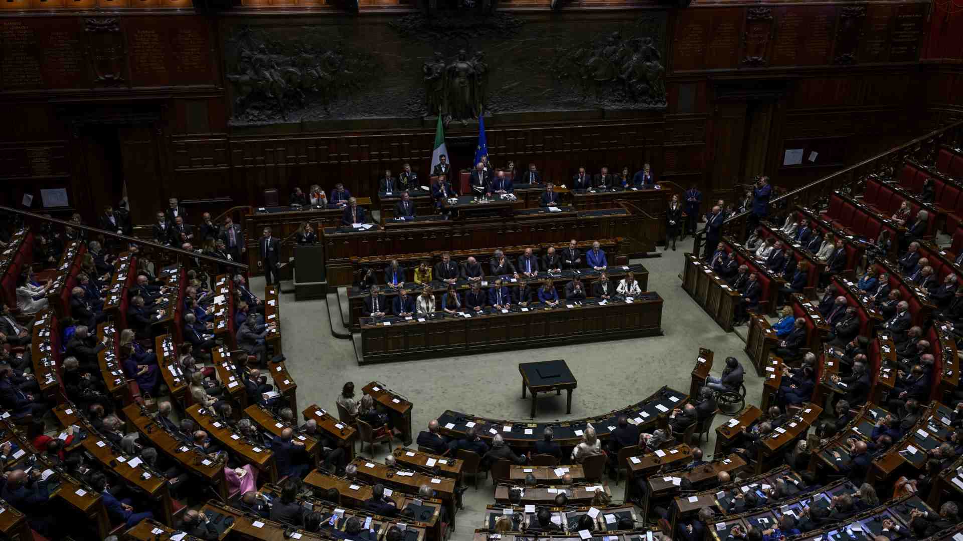 L'Italia repubblica parlamentare sì, ma solo quattro giorni a settimana su sette