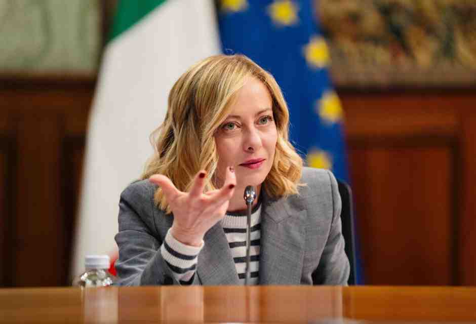 Il doppio fronte del governo sull'immigrazione: il decreto flussi e le polemiche con la Cassazione per l'Albania