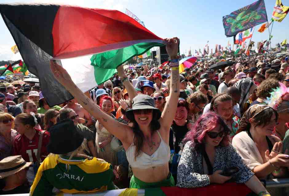 Glastonbury e gli altri: i concertoni estivi sono un’euforica piattaforma antisraeliana