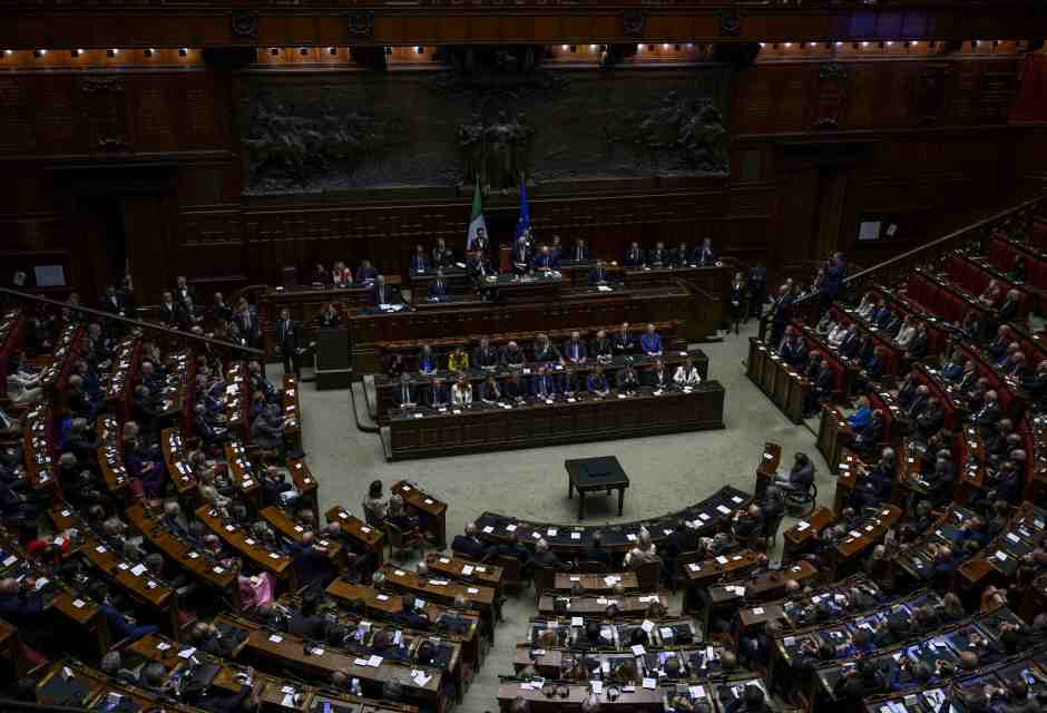 L'Italia repubblica parlamentare sì, ma solo quattro giorni a settimana su sette