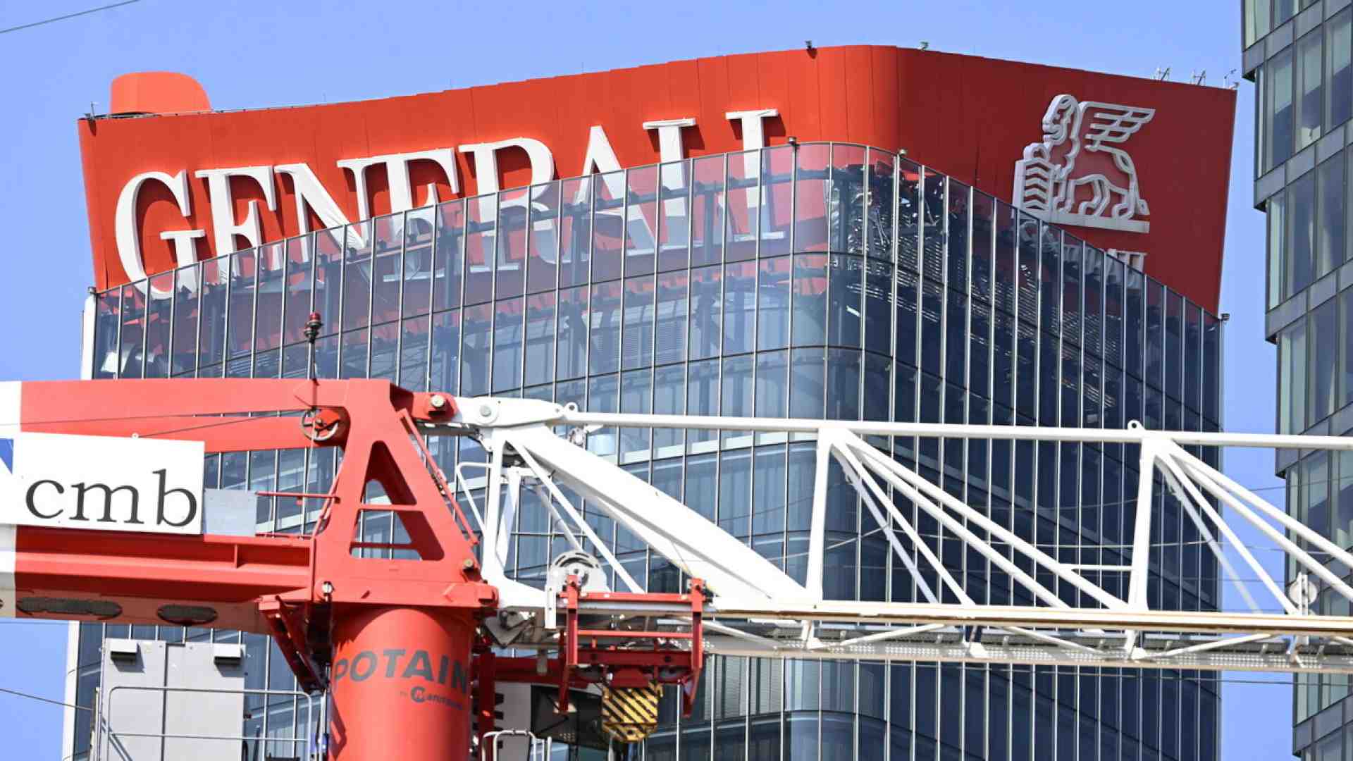 Grosso guaio a City Life: dal crollo dei Ferragnez al crollo dell'insegna Generali