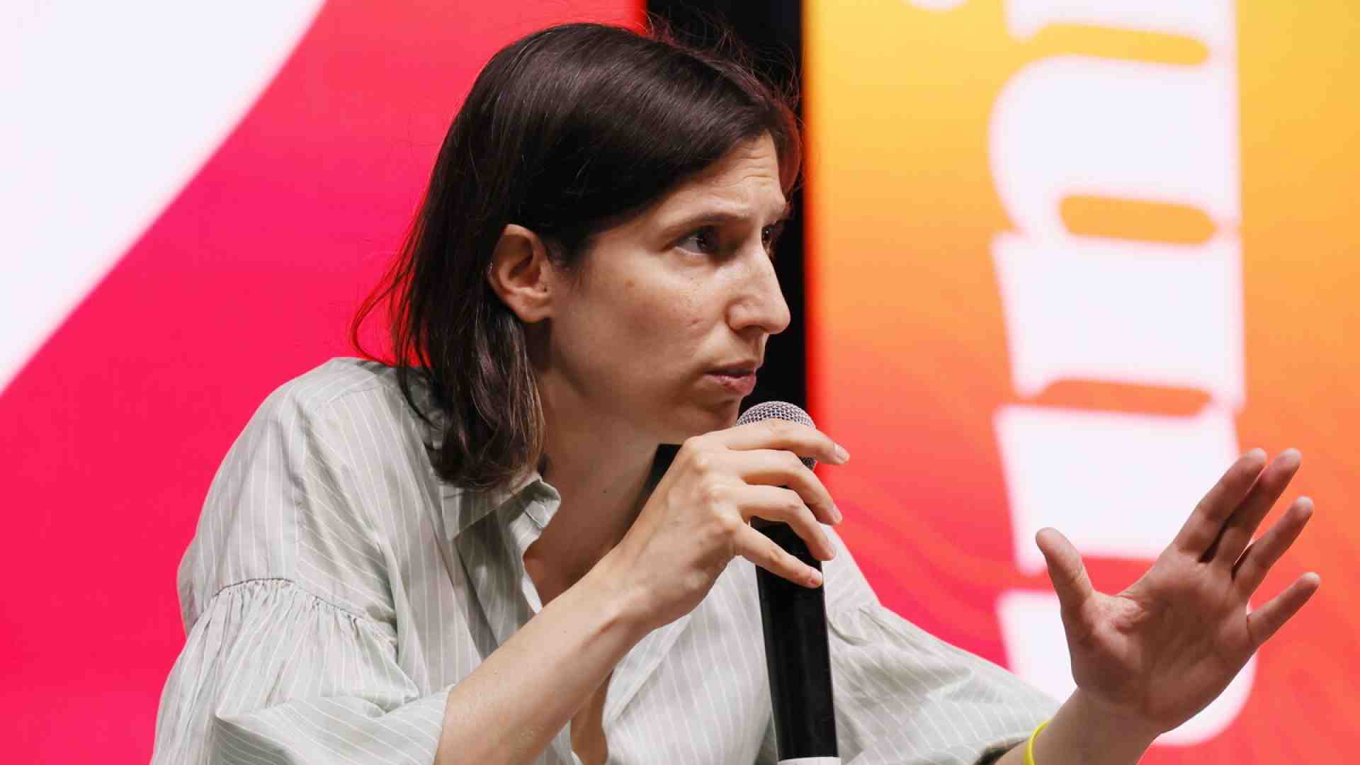 Il centro che vuole Schlein, le finte minacce in Ue e le paure del Pd