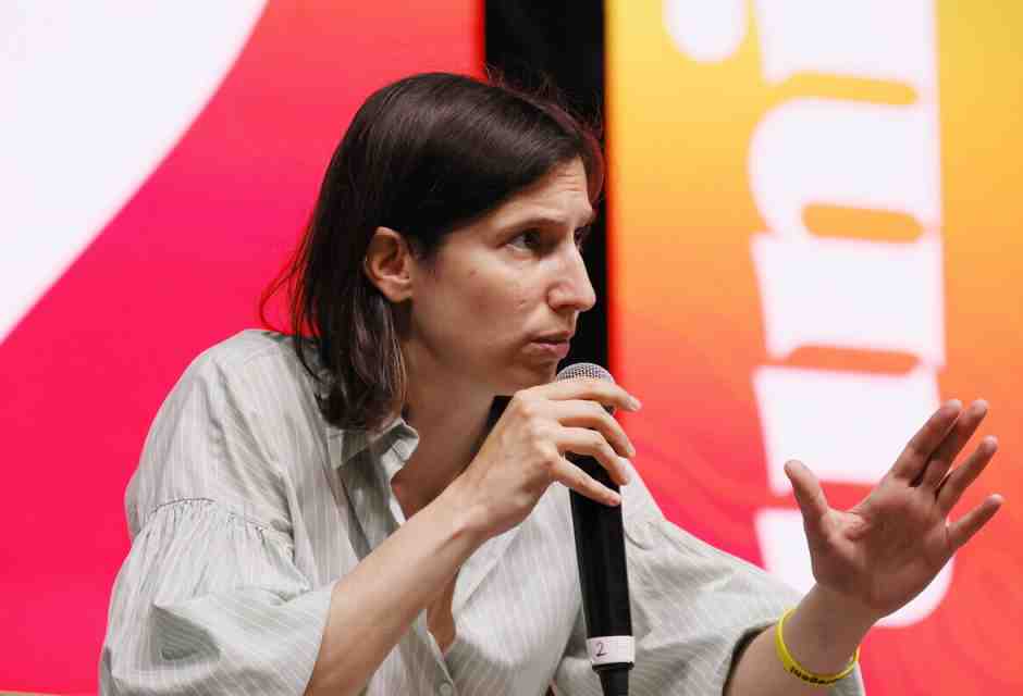 Il centro che vuole Schlein, le finte minacce in Ue e le paure del Pd