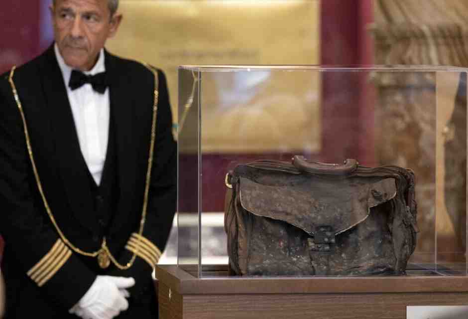 La borsa di Borsellino esposta alla Camera. "No al mito dell'agenda rossa", dice lo storico Lupo