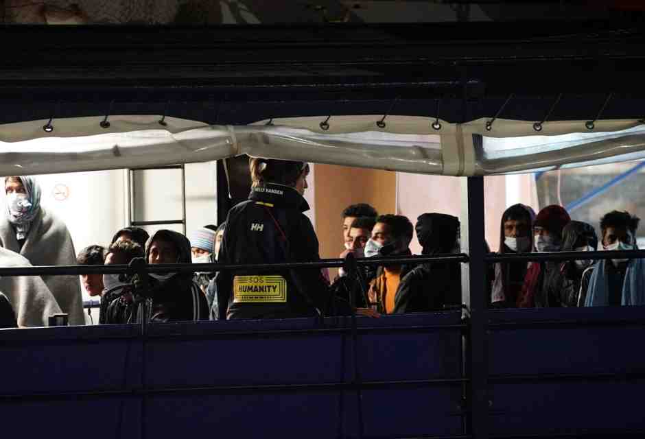 Non solo decreto flussi. L’immigrazione come specchio delle svolte italiane