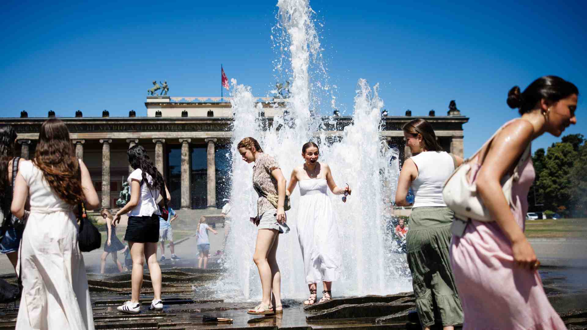 Siamo nella morsa del caldo: immagini dalle città del Vecchio continente