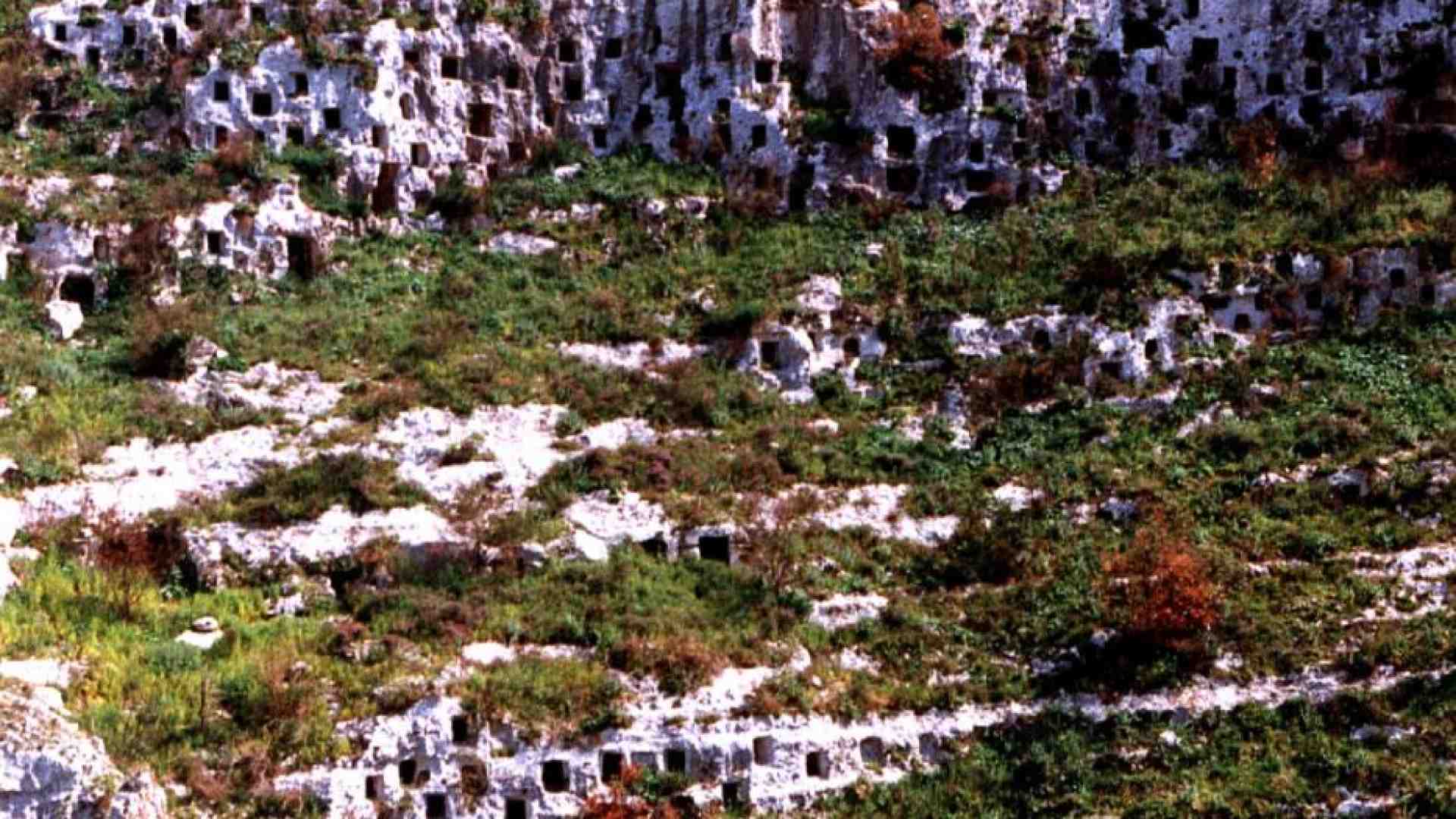 Siracusa e le necropoli di Pantalica, qui la pietra è mito