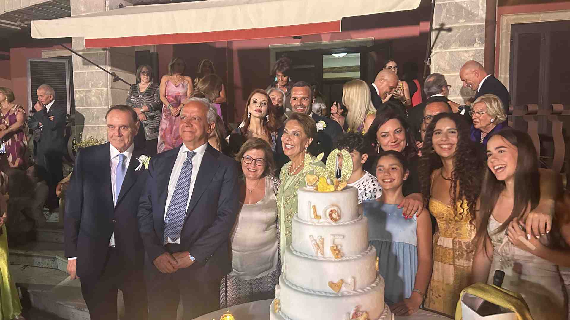 La notte d'oro dei Mastella fa nascere il "governo Ceppaloni". Piantedosi incorona Manfredi: "Sarai il federatore della sinistra"