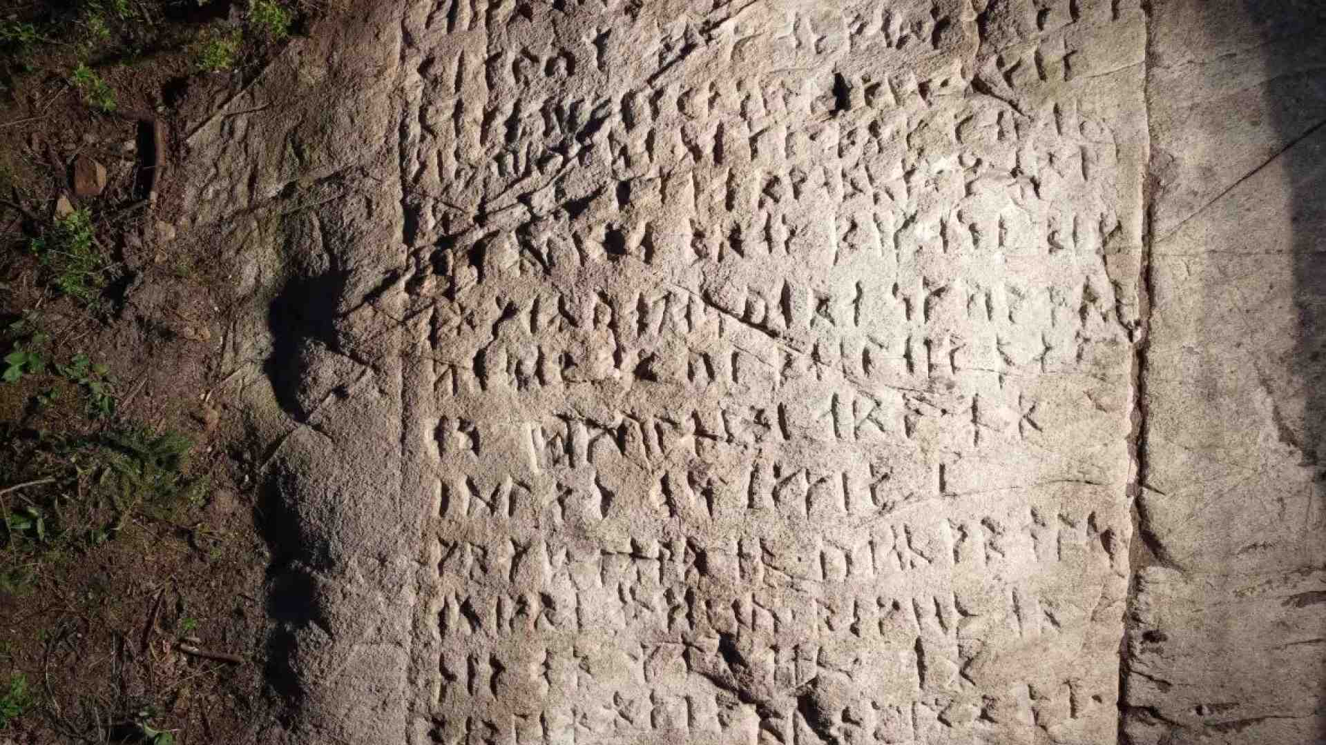 Il Padre Nostro in rune tra le foreste canadesi