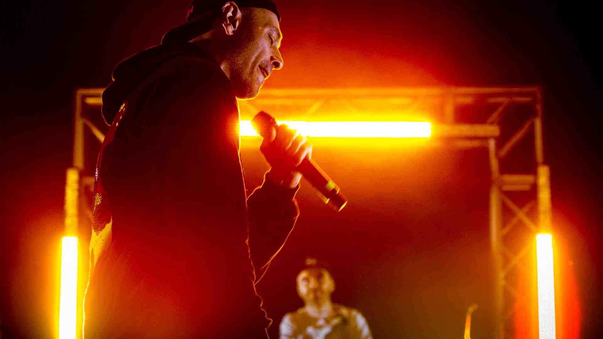 Ci si commuove con il nuovo disco di Fabri Fibra, il nostro rapper più cupo e speculativo