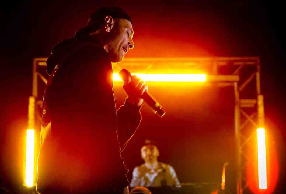 Ci si commuove con il nuovo disco di Fabri Fibra, il nostro rapper più cupo e speculativo