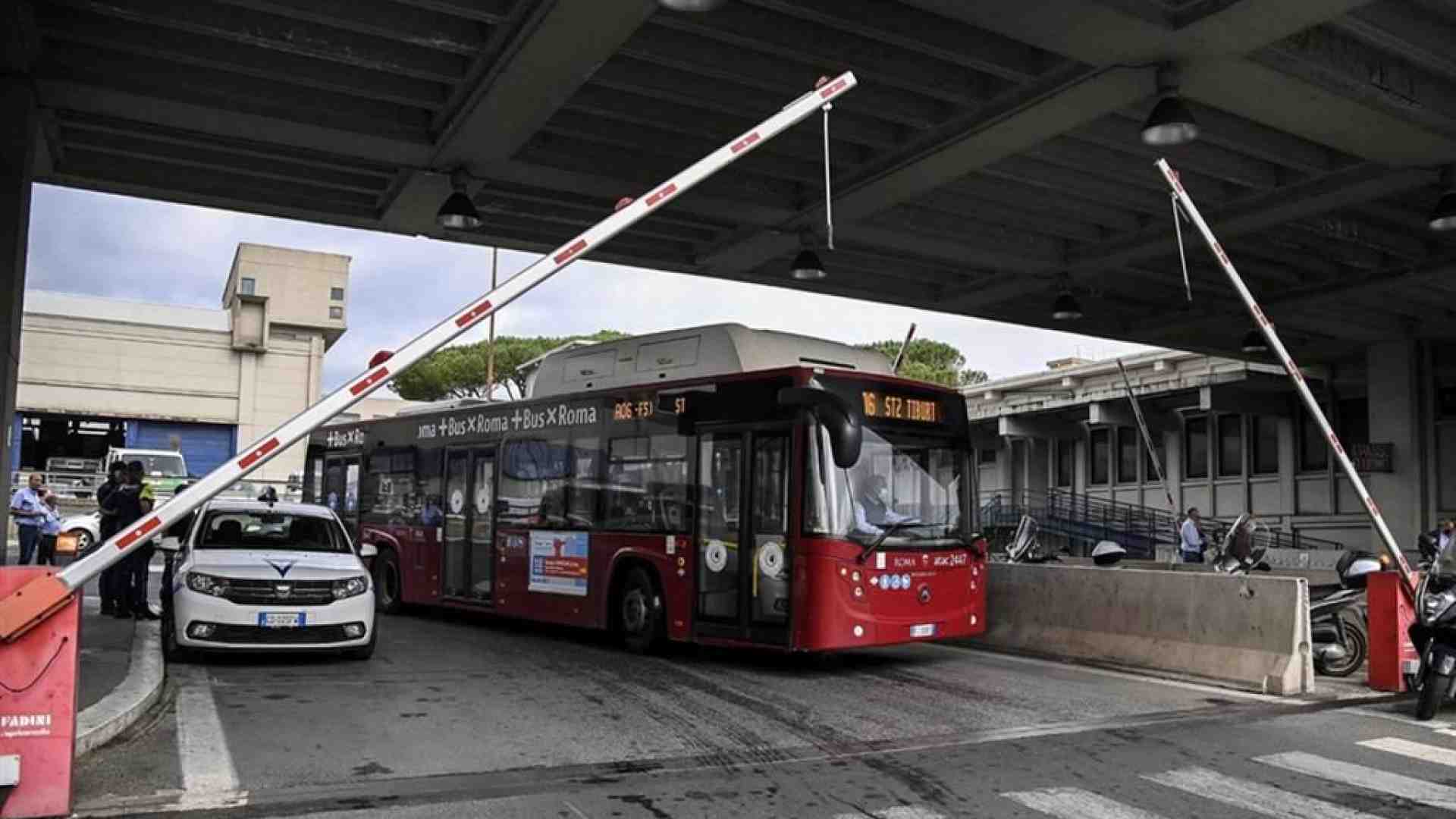 Aggressione su un bus nella Capitale, contestata l'aggravante del razzismo