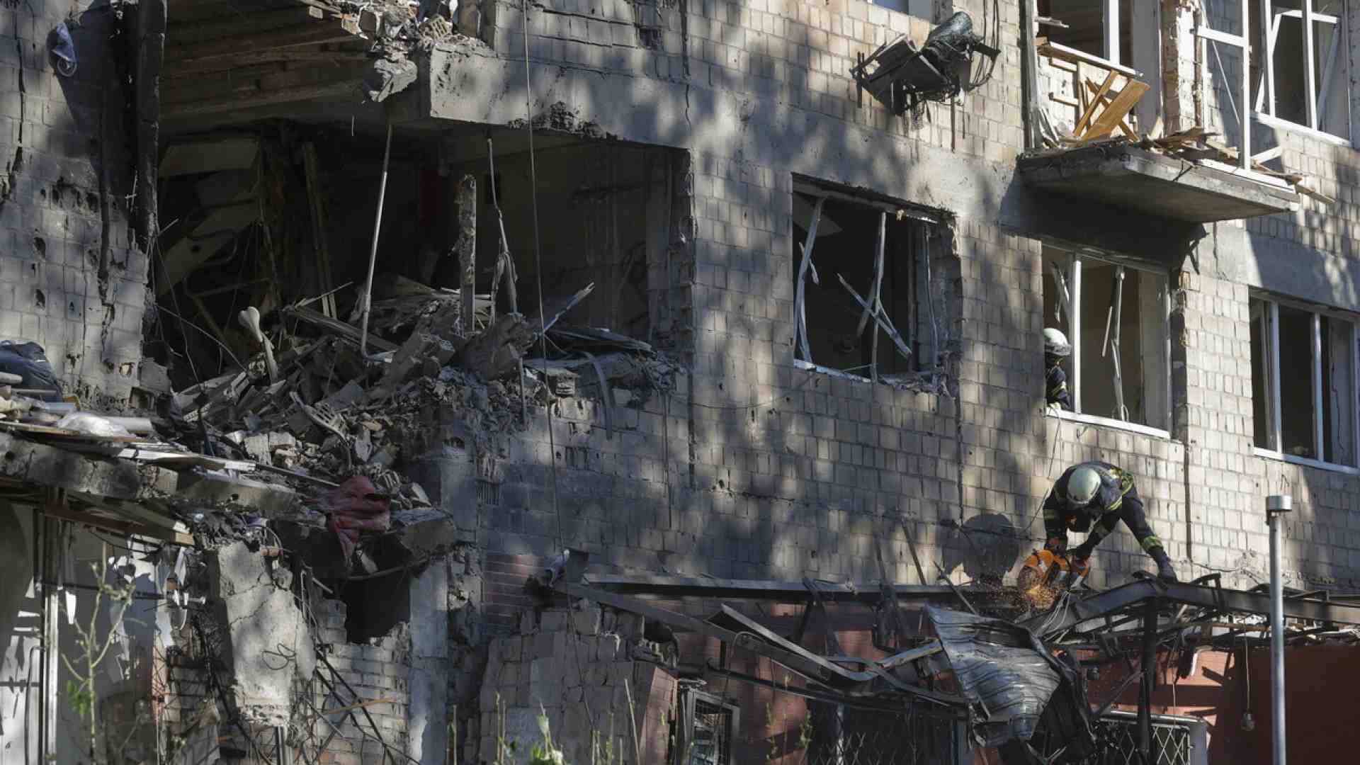 Putin bombarda Kyiv dopo la chiamata con Trump. Nessuna certezza per Zelensky