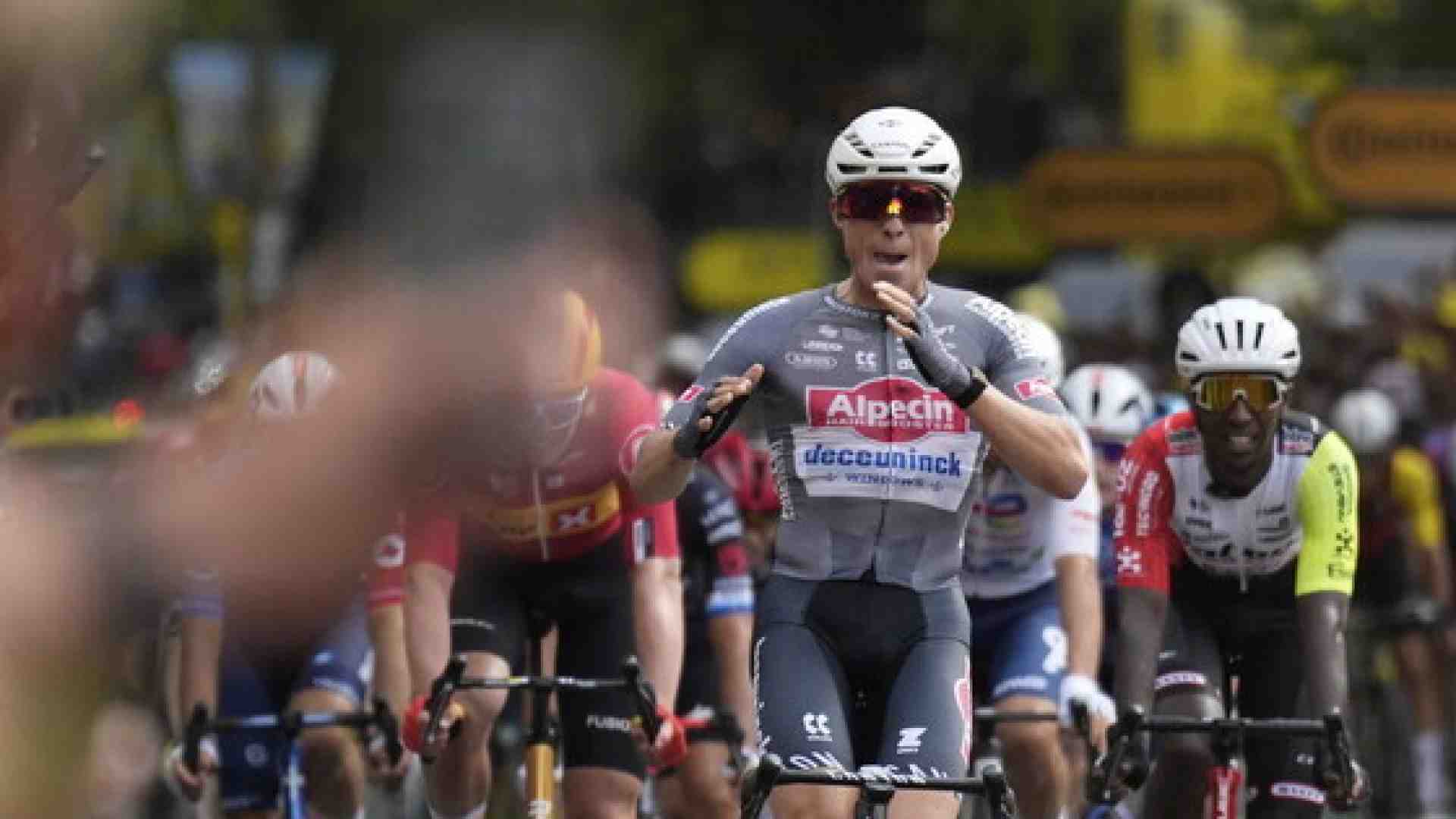 Al Tour de France il vento si inventa la tappa che non c'era: ha vinto Jasper Philipsen