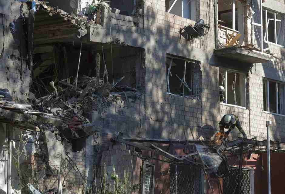 Putin bombarda Kyiv dopo la chiamata con Trump. Nessuna certezza per Zelensky