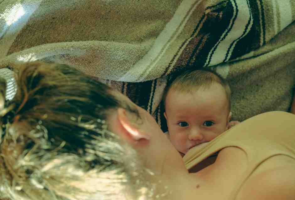 Quante storie, non sei la prima che allatta. Sei o no invidiosa dei miei muscoli?