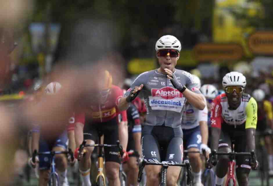 Al Tour de France il vento si inventa la tappa che non c'era: ha vinto Jasper Philipsen