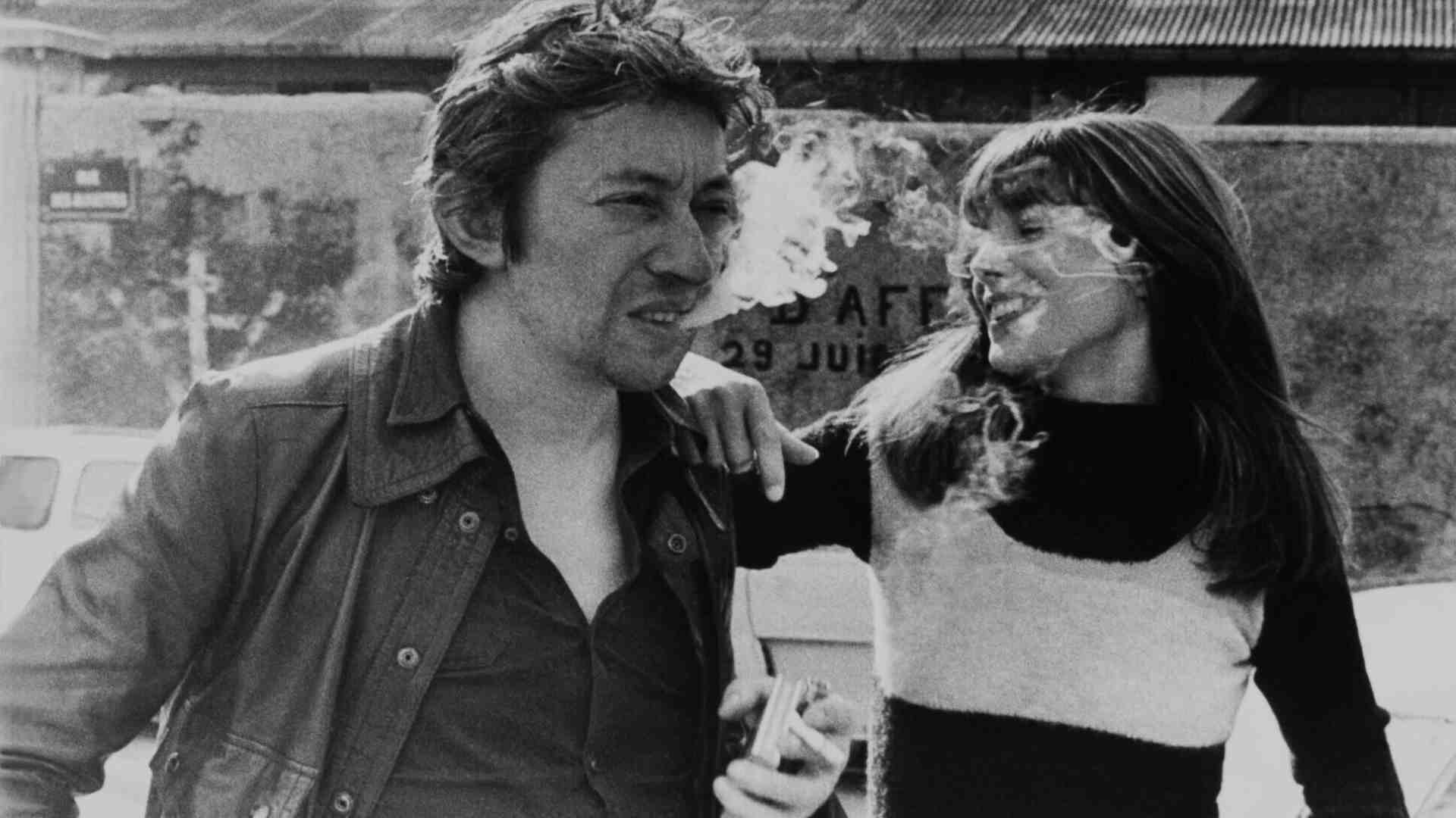 Fumi di Parigi. La sigaretta bersaglio perfetto della censura perbenista