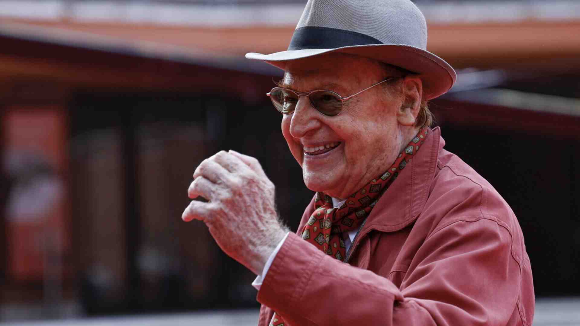 Amarcord estivo tra la Riccione del ventennio e i neon di Miami. Intervista a Renzo Arbore