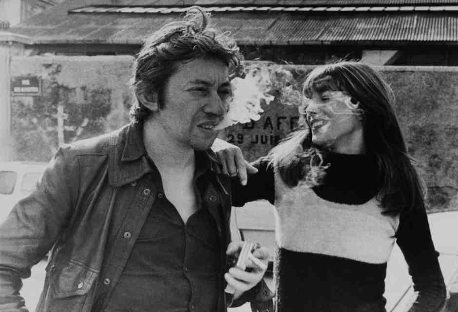 Fumi di Parigi. La sigaretta bersaglio perfetto della censura perbenista