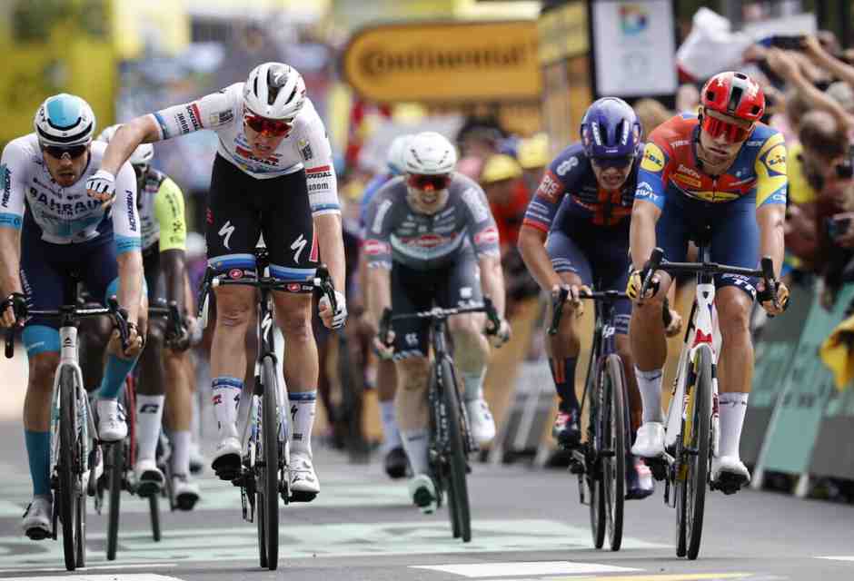 Al Tour de France 2025 Merlier festeggia tra cadute e assenza di vento