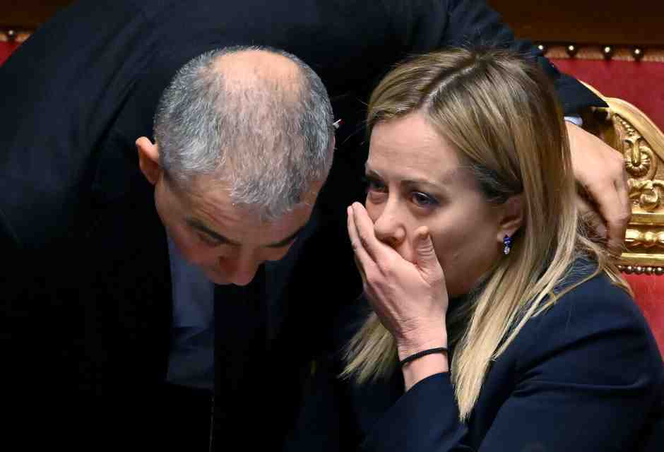 Fazzolari: "Tutti vogliono l'Ucraina libera". Meloni tira un sospiro di sollievo dopo la svolta di Trump