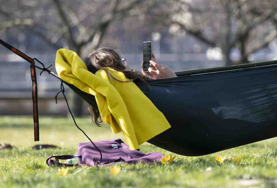 La grande ritirata. Sui social ci siamo ancora, ma solo a osservare. Cosa? Le réclame