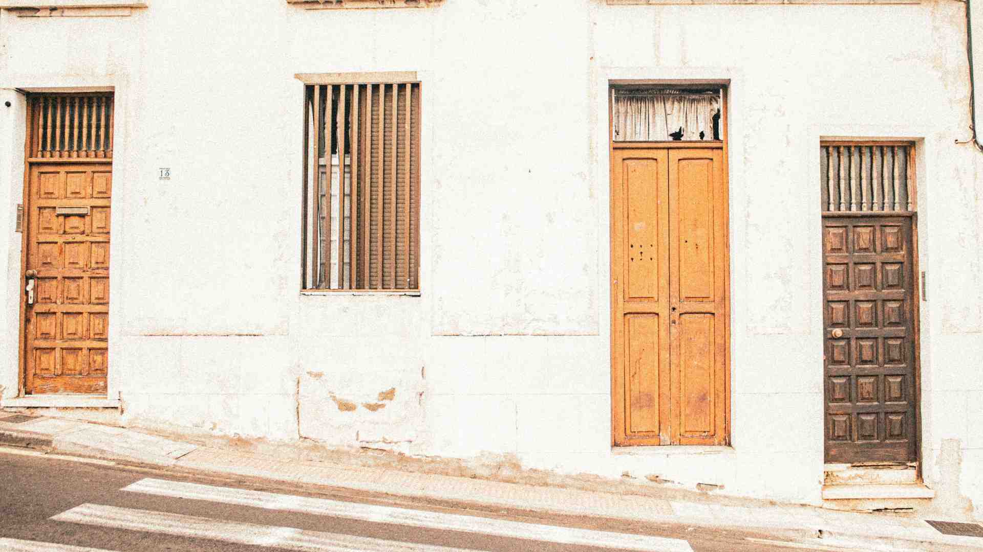 Il mondo nel vicino della porta accanto. Lettera da un mistero