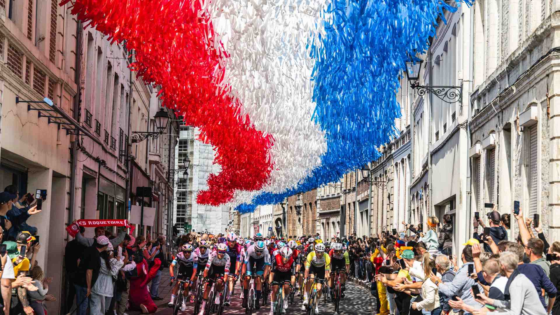 Côte che sembrano montagne. Cosa ci dicono del ciclismo le strade piene di gente al Tour del France