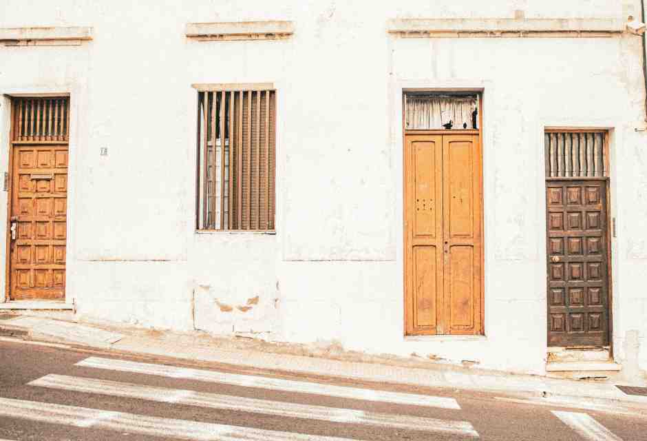 Il mondo nel vicino della porta accanto. Lettera da un mistero