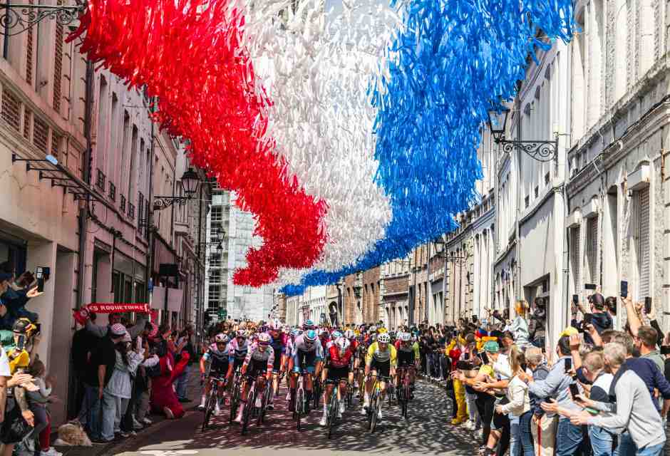Côte che sembrano montagne. Cosa ci dicono del ciclismo le strade piene di gente al Tour del France