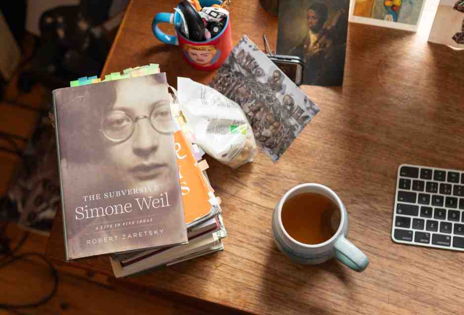 Cercare un rifugio nei libri, soprattutto una speranza. Che accada l’impossibile