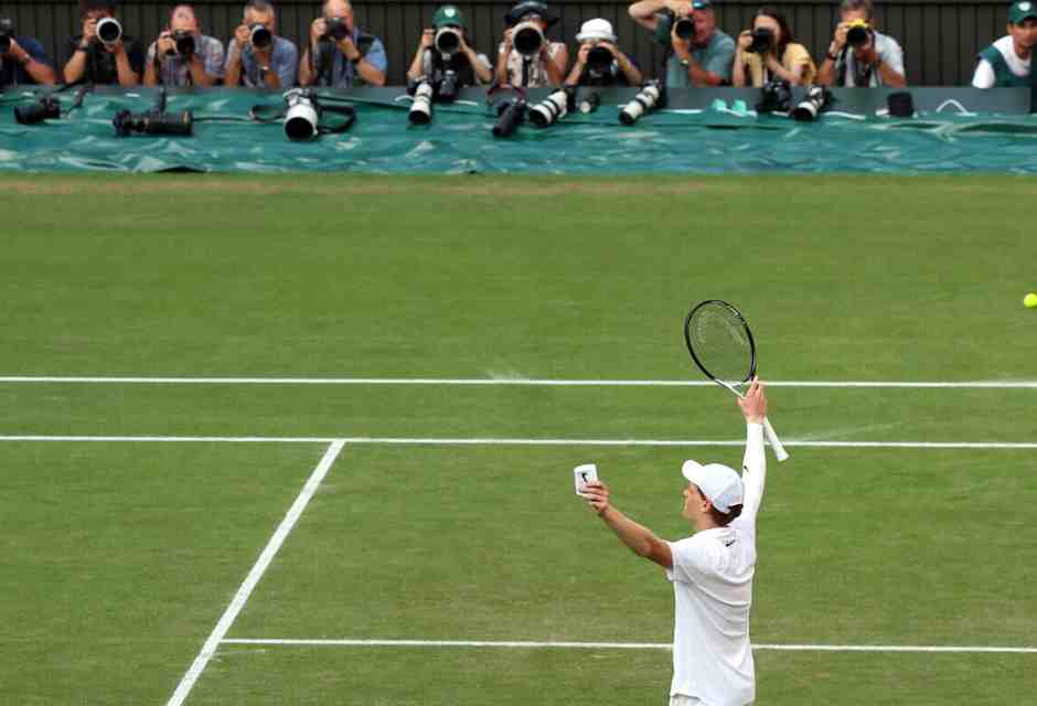 Gli ottusi sproloqui di chi lamenta l’assenza di Abodi alla vittoria di Sinner