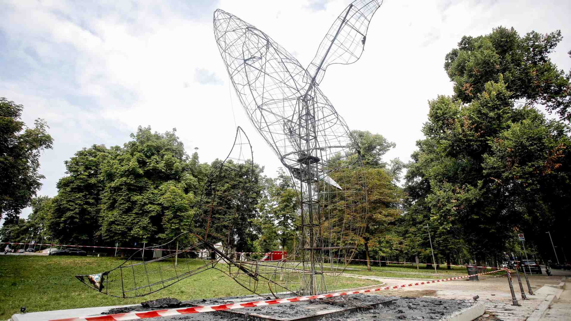 L'incendio della scultura di Allegrucci, metafora dei nostri tempi