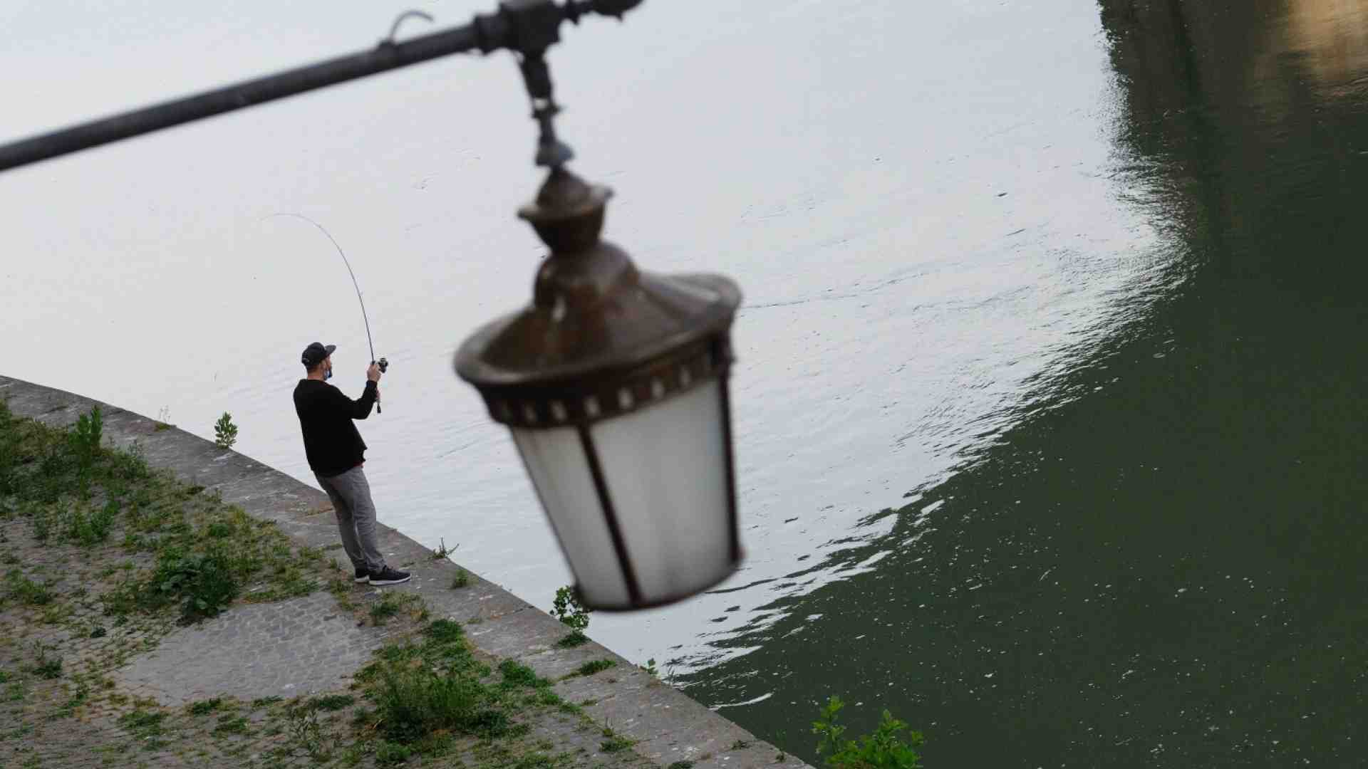 Vita da fiume. Pescare tra i silenzi e i suoni ovattati del Tevere