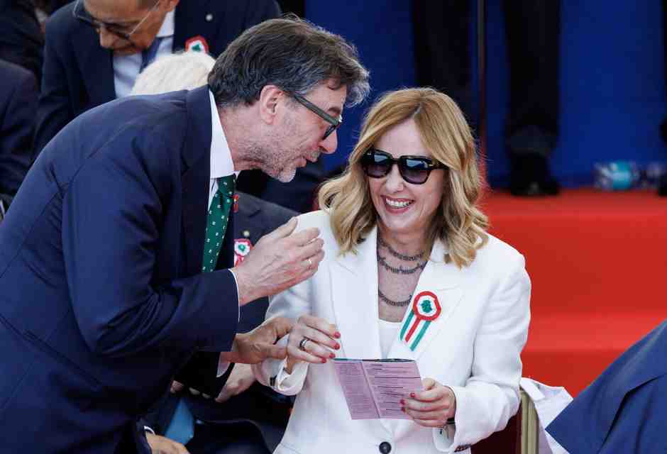 I salari scendono ma i consensi del governo no. Come si spiega?