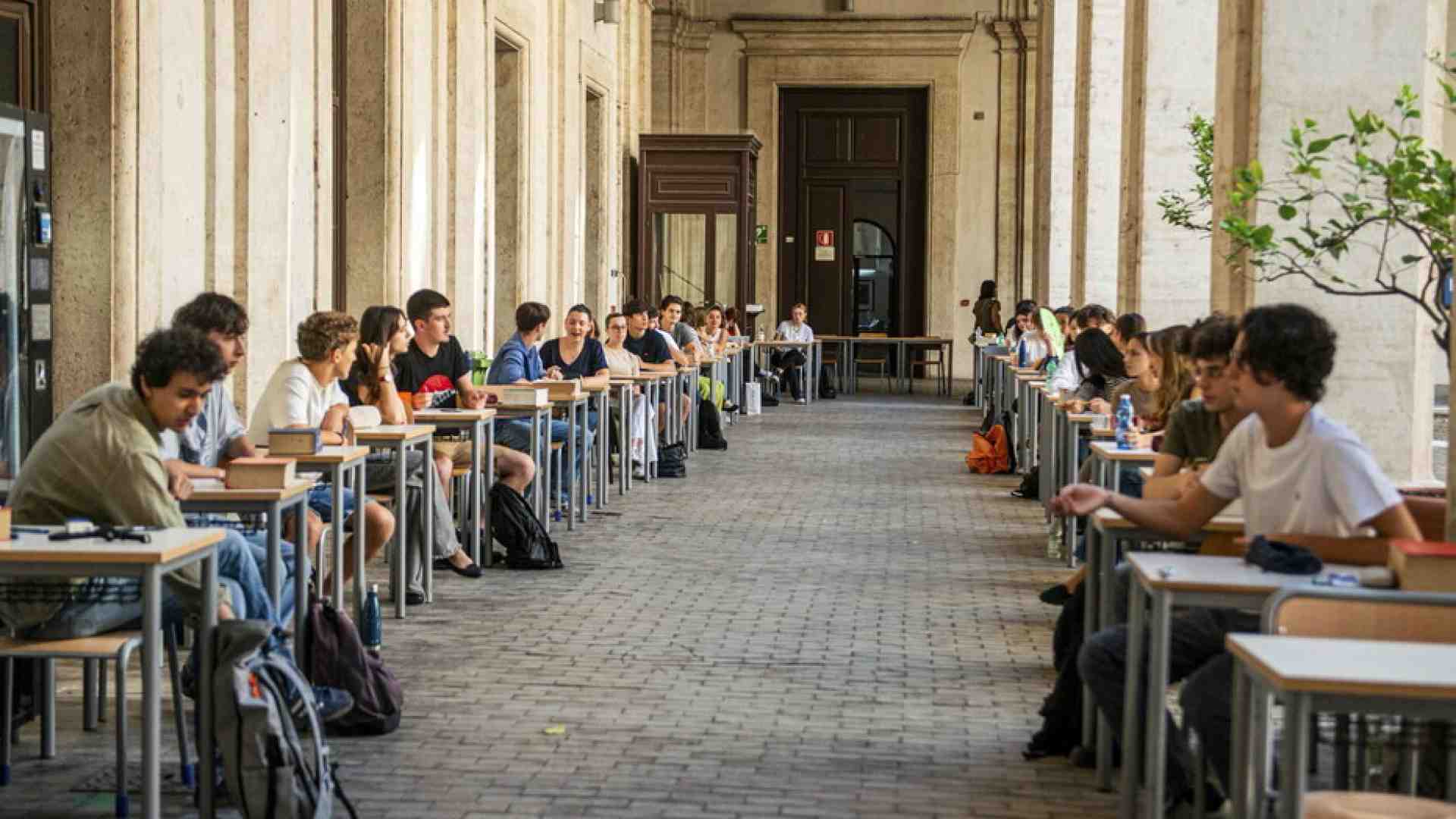 Né con i giovani muti all’esame di maturità, né con i matusa col ditino alzato