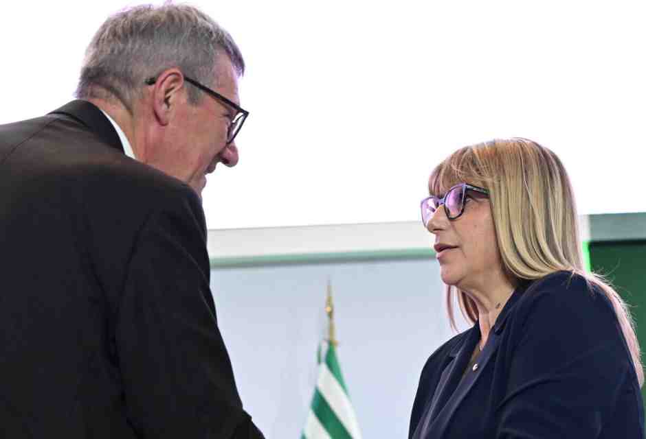 Al congresso Cisl fischi per Landini e attenzione per Bombardieri