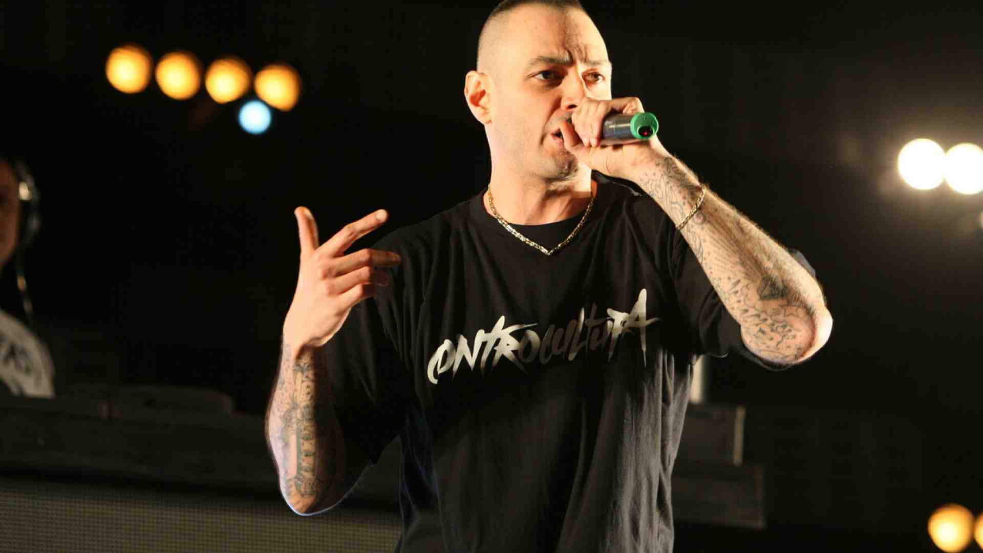 I protagonisti della scena rap soffrono la cappa dei social. Fibra insegna