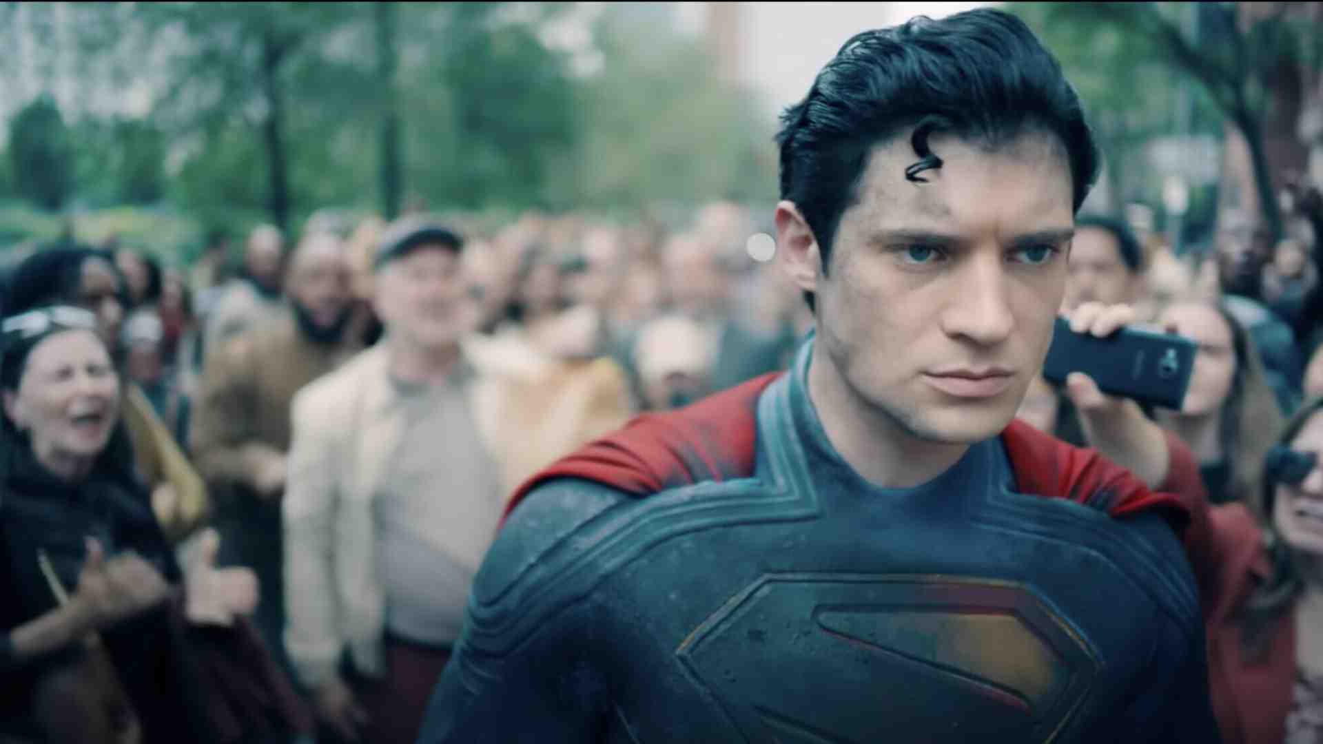 Superman è diventato scemo come noi. Per questo gli vogliamo bene