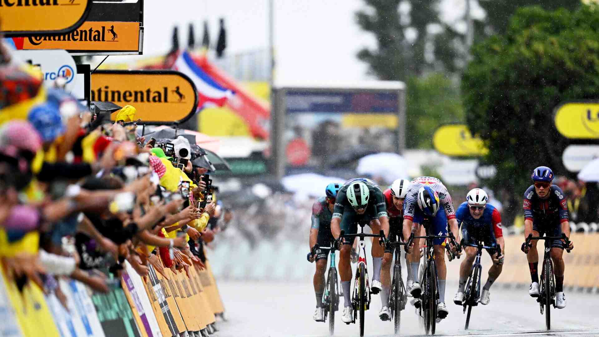 Non è stata una giornata tranquilla. Jonathan Milan ha vinto la 17a tappa del Tour de France