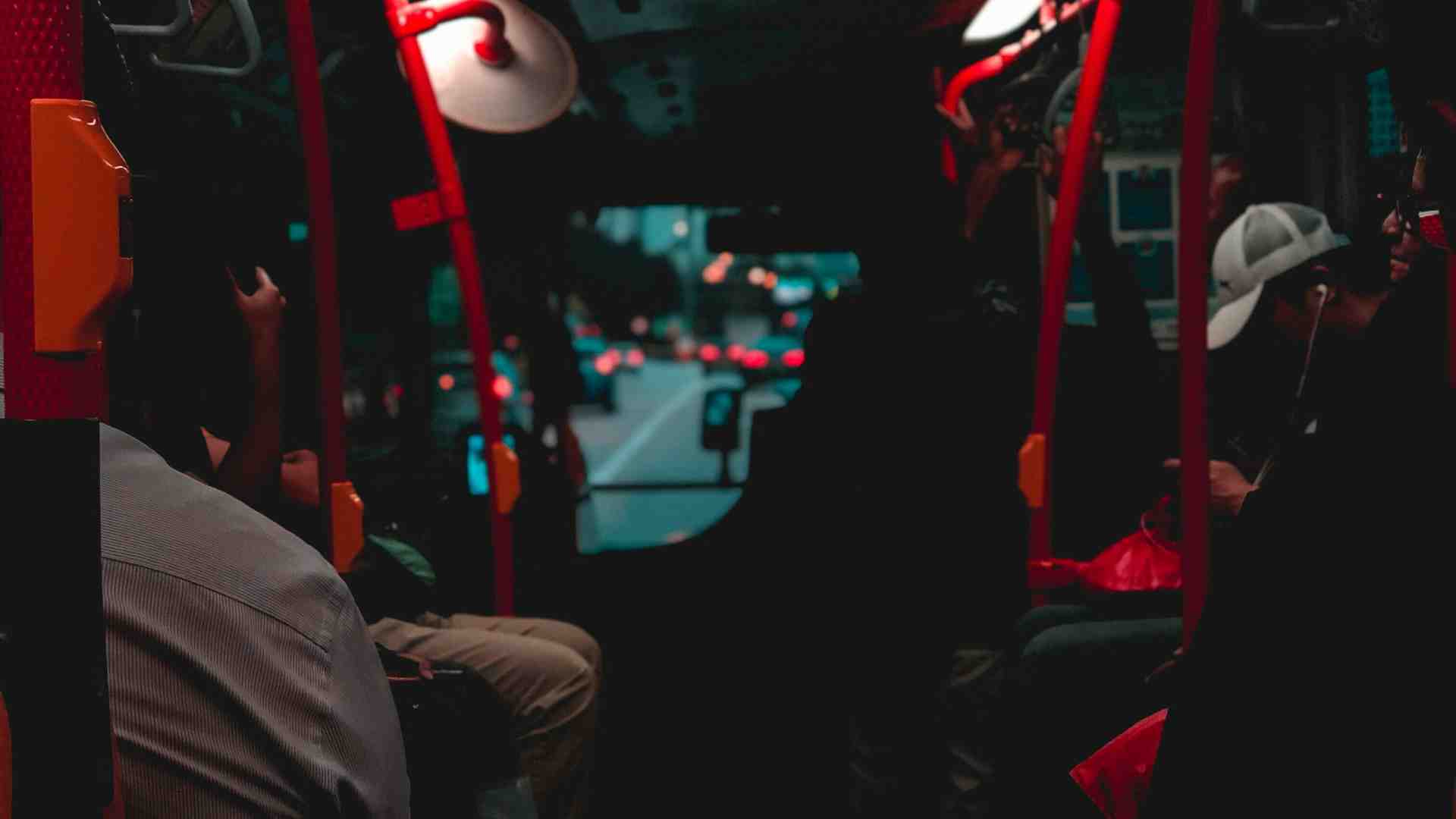 Mezz’ora in filobus con una mistress digitale, tra morosità e virgole perdute