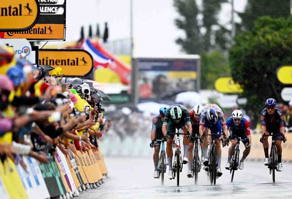 Non è stata una giornata tranquilla. Jonathan Milan ha vinto la 17a tappa del Tour de France