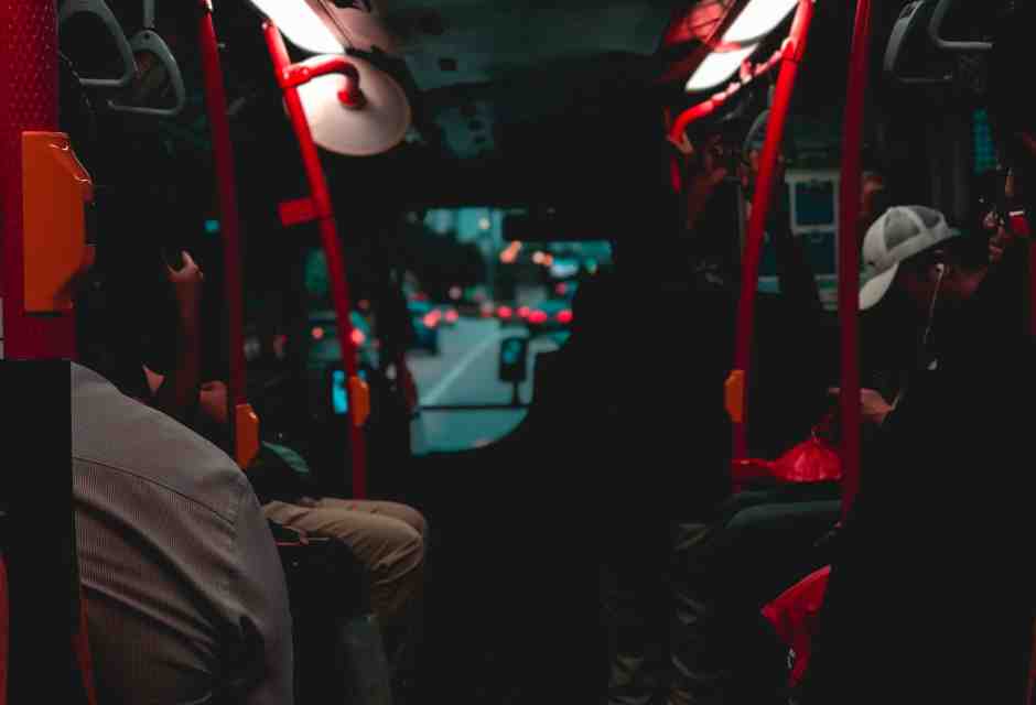 Mezz’ora in filobus con una mistress digitale, tra morosità e virgole perdute