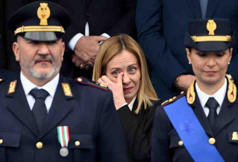 La Polizia italiana veste “Made in Bangladesh”