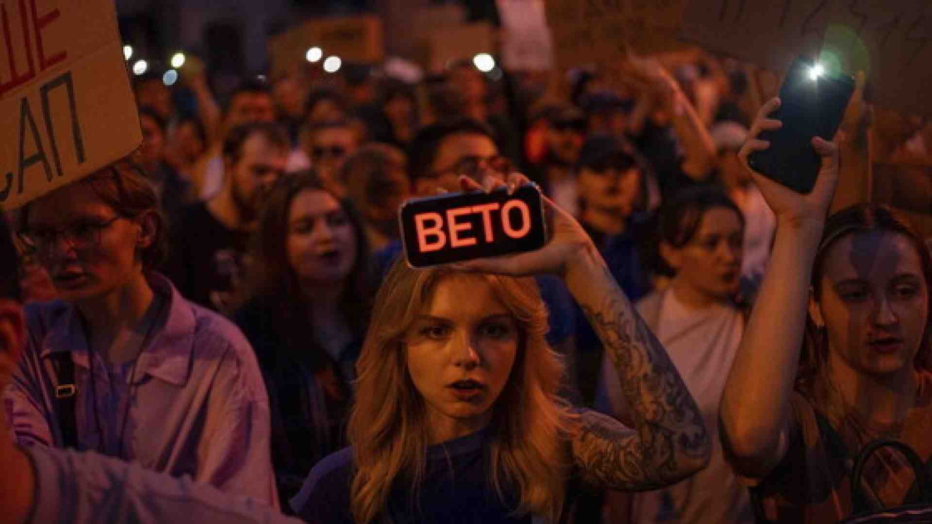 La protesta fiera di Kyiv porta Zelensky a un cenno di riconciliazione