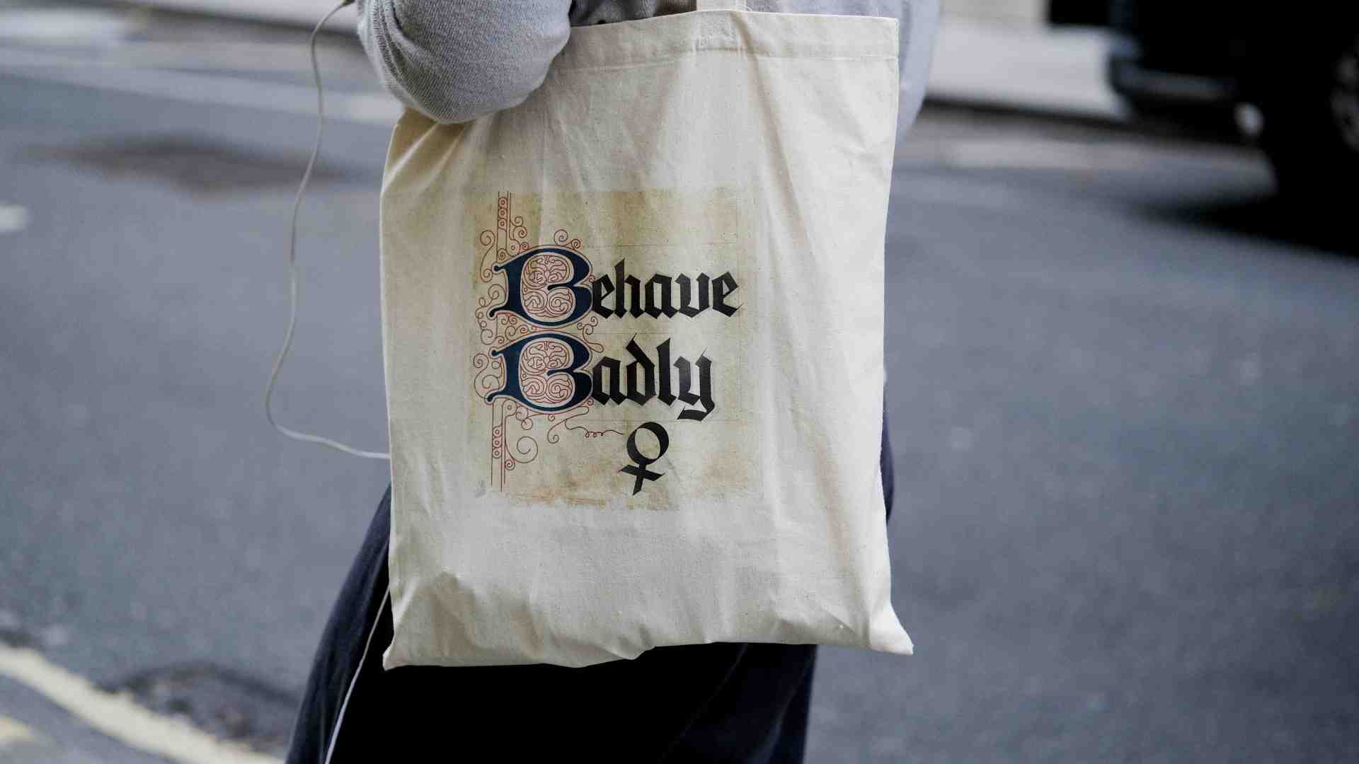 Non è necessario essere intelligenti, basta sembrarlo. Basta una tote bag